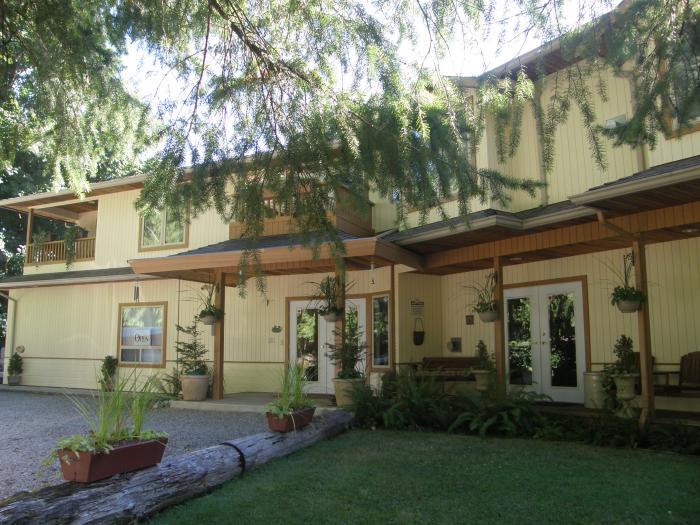 Cedar Wood Lodge Bed & Breakfast Inn - Tom & Marla Housholder